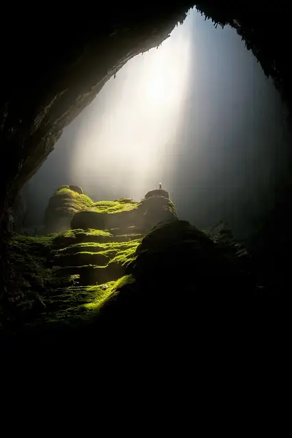 동굴속 사진, 한줄기 빛에 아래로 내려온다